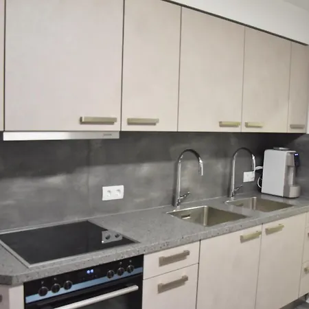 Five بيت شباب